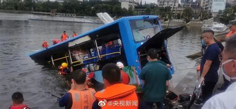哈尔滨一公交车与翻斗车相撞 10人送医_凤凰网视频_凤凰网