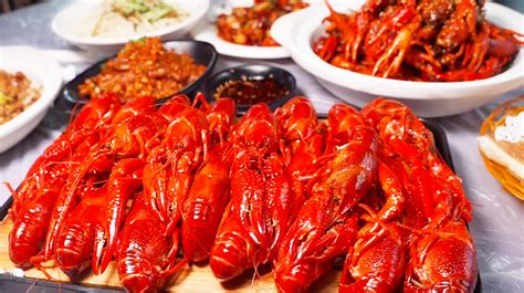 在武汉过夏天要吃虾子，穿过洪山石牌岭路，这家店铺每天都在排队_套餐_美食_品质