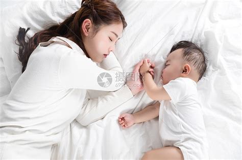 妈妈牵着宝宝的手睡觉高清图片下载-正版图片501199505-摄图网