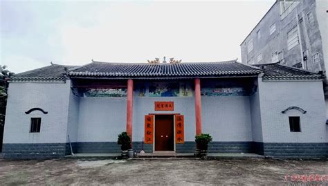 图为章献中家乡的钦州章氏太傅书院，保存着其清廉事迹介绍。