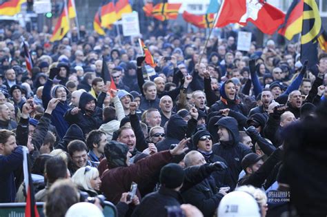 德国性侵案引千人游行 要求驱逐难民默克尔下台_新闻频道_中国青年网