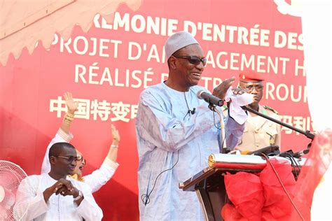 几内亚总统孔戴视察由中水对外公司承建的苏阿皮提水电站项目