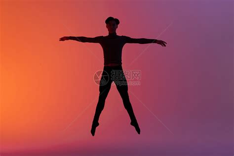 跳国标的男性舞蹈老师高清图片下载-正版图片501659576-摄图网