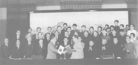 1978年8月12日，《中日和平友好条约》的签字仪式在北京隆重举行。图为中国外交部长黄华同日本外相园田直分别代表两国政府签字后互换文本-中国抗日战争-图片