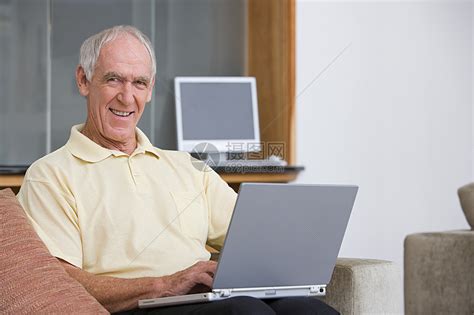 中老年女士在家捧着杯子看笔记本电脑高清图片下载-正版图片507638933-摄图网