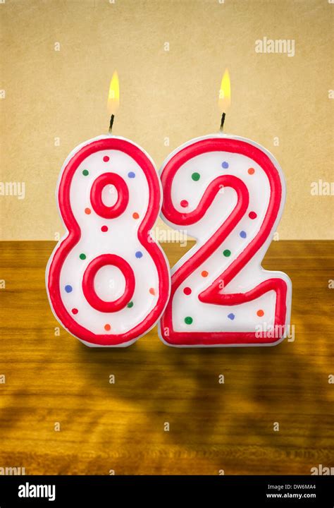 Brennende Geburtstag Kerzen Nummer 82 Stockfotografie - Alamy