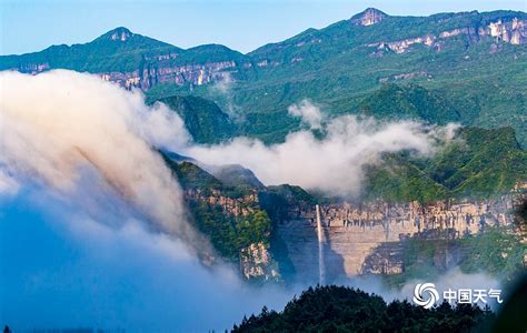 震撼！重庆南川龙岩城现“流云如瀑”景观-图片频道