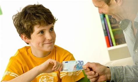 父亲给孩子零花钱应遵循的四条原则 - 智择优择校平台