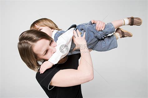 母亲抱着儿子高清图片下载-正版图片501487027-摄图网