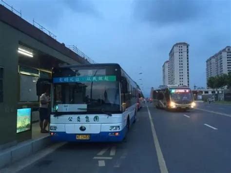 叫醒城市的人――凌晨的夜班公交女车：把乘客安全送到目的地就是我的心愿_城市_资讯_河南商报网