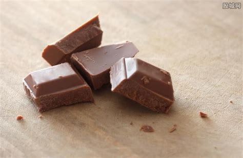 费列罗巧克力现白色死虫 厂家称消费者保存不当|巧克力|消费者|费列罗_新浪财经_新浪网