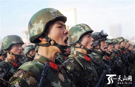 新疆维吾尔自治区举行反恐维稳誓师大会_新闻中心_中国网