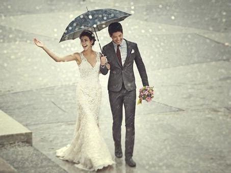 巧妙利用雨天拍婚纱照