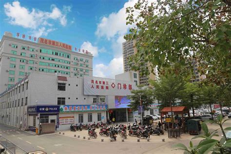 陈俊豪（左一）、林铁汉（左三）共同为“揭阳产业园人民医院医共体总医院”揭牌