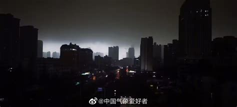 今天下午这场雨，武汉的云底非常非常低，雷暴强烈，压迫感十足……