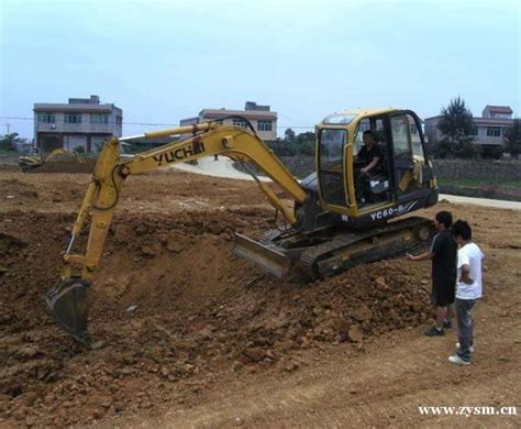萍乡挖掘机培训学费多少钱-萍乡小松挖掘机培训学校-自由培训网