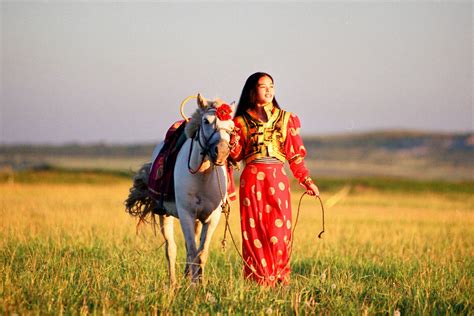 旅游与文化融合发展 蒙古族服饰视觉盛宴|文化|蒙古_凤凰旅游