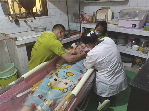 等了11年，上海这位瘫痪老人终于洗了一次澡！助浴师上门，换来了久违的体面|上海_新浪新闻