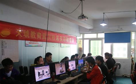南昌县供销电商公司活现场与“互联网+第四方物流”供销集配项目合作服务商签订合作协议。