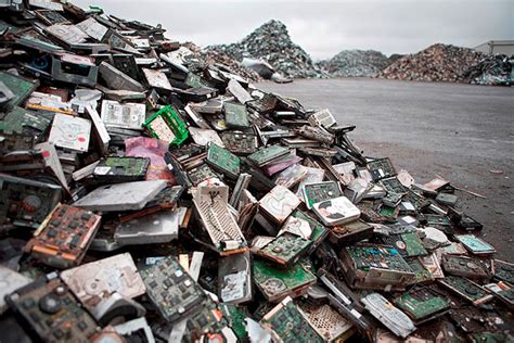 2吨电子垃圾做成艺术品 里面有你扔的旧手机_泊祎回收网