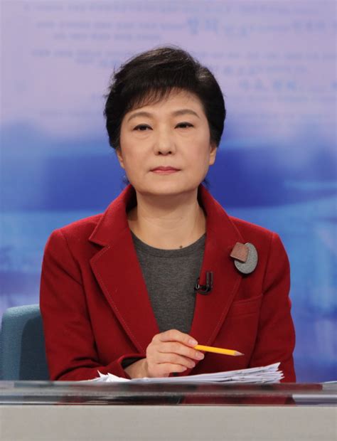 朴槿惠首见律师团 讨论弹劾案庭审辩论策略_凤凰资讯