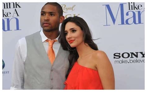 NBA巨星科比与妻子出席慈善晚宴，老婆好漂亮