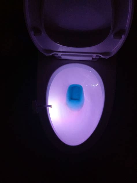 跨境电商 2020升级版OEM人体感应调光8色变幻 智能马桶厕所小夜灯-阿里巴巴