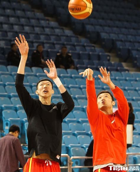 中国男篮训练备战热身赛_体球网