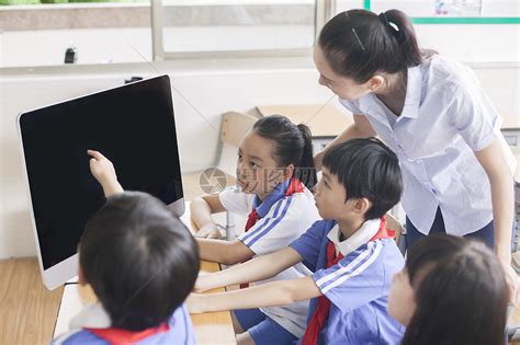 女老师和同学们在教室里用电脑上课高清图片下载-正版图片500600856-摄图网