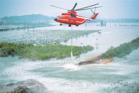 世界在役最大直升机米26飞抵阳新 空投石料堵溃口