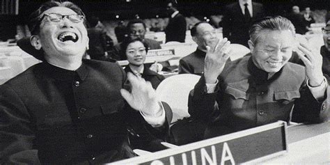 1971年中国重返联合国：台湾代表灰溜溜地走出会场，现场掌声雷动_凤凰网视频_凤凰网