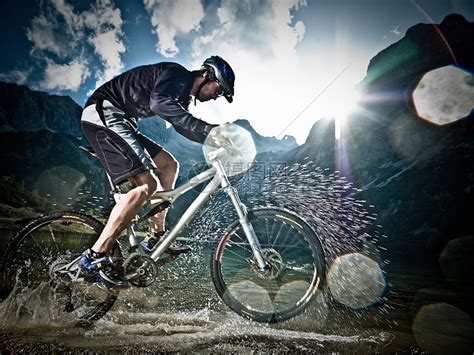 骑山地自行车的男人高清图片下载-正版图片501517214-摄图网