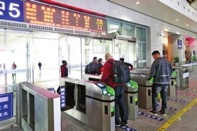 广元暴雨致部分列车晚点 火车站开设“晚点列车车票专退窗口”_手机新浪网