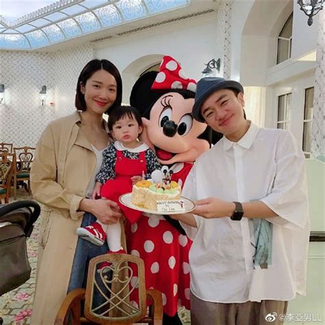 王祖蓝李亚男带女儿游迪士尼 一家三口齐戴墨镜画面超温馨