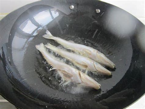 红烧沙丁鱼的做法_红烧沙丁鱼怎么做_天山可可_美食杰