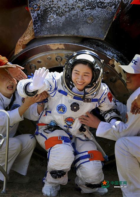 中国首名女航天员刘洋顺利出舱 - 中国军网