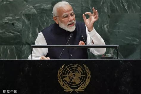 印度总理莫迪带领数千民众做瑜伽 庆祝国际瑜伽日_凤凰网视频_凤凰网