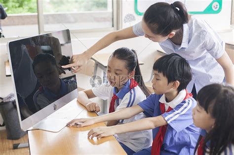 女老师和同学们在教室里用电脑上课高清图片下载-正版图片500600854-摄图网