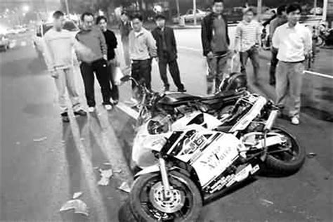 昨夜9点，两起摩托车事故几乎同时发生(图)_新闻中心_新浪网
