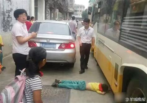 小学生被自行车撞到，卷入公交车！_回龙观社区网