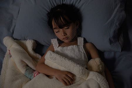 抱着玩偶入睡的小女孩高清图片下载-正版图片600168502-摄图网