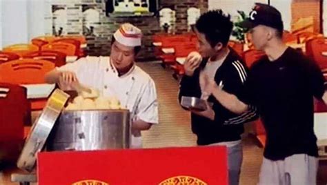 食堂员工卖馒头时跟学生飙英文，清华馒头神一鸣惊人_腾讯视频
