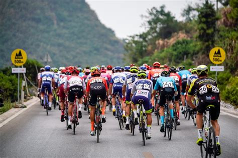 环青海湖国际自行车公路赛，车手平均时速是多少？-