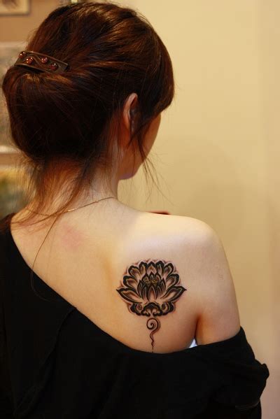 美女背部唯美时尚的黑白莲花纹身图案
