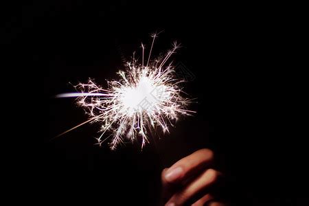 夜空中的焰火 仙女棒 手持烟花高清图片下载-正版图片500138916-摄图网