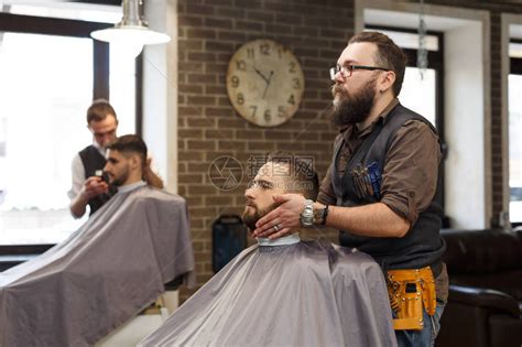 理发师在理发店为客户理发男美发沙龙高清图片下载-正版图片507411570-摄图网