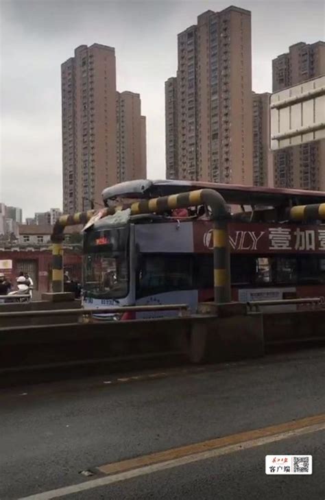 武汉一双层公交车撞上限高架，多名乘客受伤_武汉_新闻中心_长江网_cjn.cn