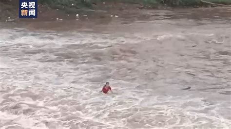 四川雅安一网红打卡点河水突涨多人被洪水冲走，搜救仍在进行_凤凰网视频_凤凰网