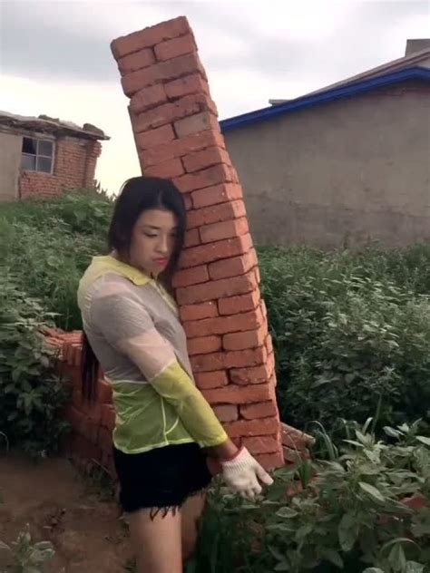 离婚两年的农村姑娘，自己搬砖挣钱养家，好女人不过如此_腾讯视频