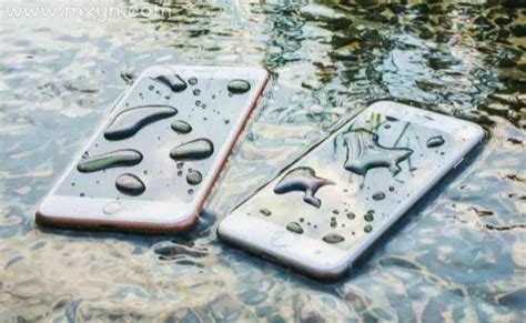 美女华为手机掉河里, 湿身捞出来竟完好无损!